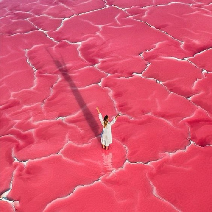 Retba là một trong những hồ nước màu hồng nổi tiếng