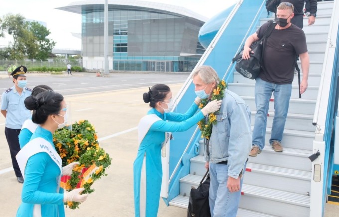 Đoàn khách đầu tiên được tặng hoa ngay khi xuống tàu bay. Ảnh: Vietnam Airlines.