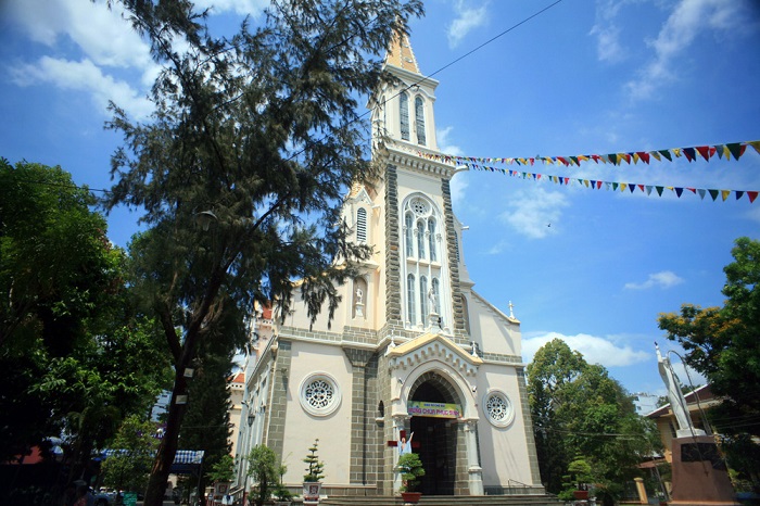 nhà thờ nổi tiếng ở Sài Gòn - nhà thờ Huyện Sĩ