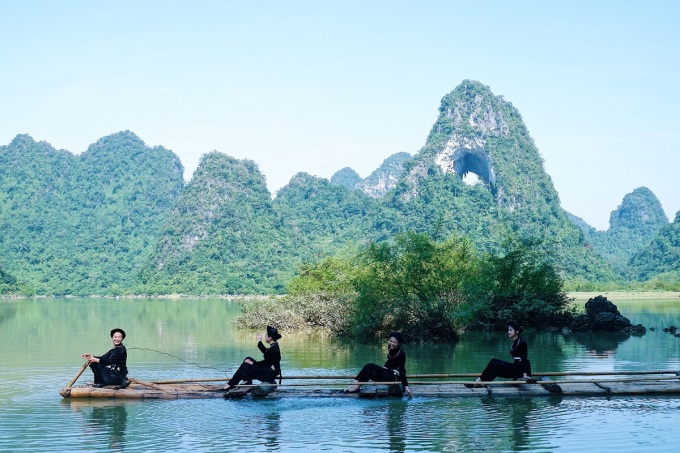 Ngọn núi như nét chấm phá, điểm tô thêm nét đẹp cho hệ thống hồ Thang Hen.