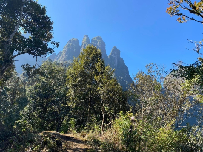 Núi Ngũ Chỉ Sơn gồm 5 đỉnh chính, trông như một bàn tay khổng lồ mọc lên giữa đất rừng Tây Bắc. Ảnh: Nguyễn Đức Hùng