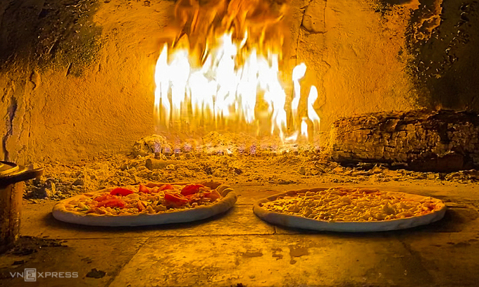 Pizza nướng lò củi chín đều và có hương vị khói đặc trưng. Ảnh: Trung Nghĩa