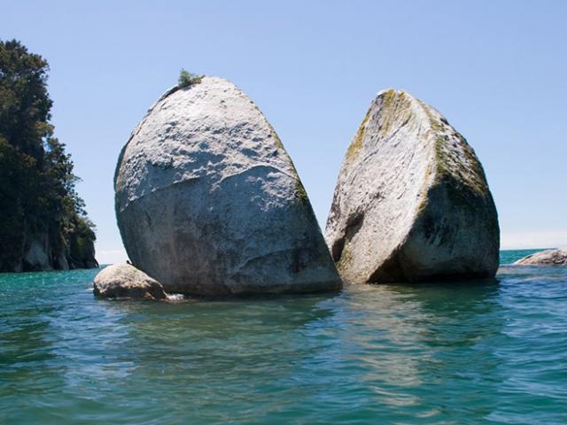 Tảng đá hình quả táo bổ đôi giữa biển gắn liền với những truyền thuyết bí ẩn