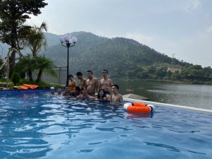 Bể bơi với view hướng ra hồ Đồng Đò