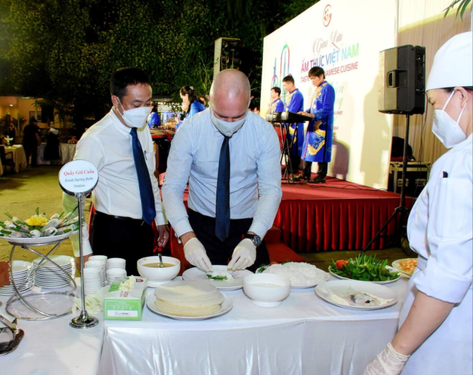 Khách quốc tế giao lưu văn nghệ, trải nghiệm món ăn Việt Nam tại khách sạn Rex Sài Gòn trong khuôn khổ chương trình Ngày hội Du lịch TP HCM 2021.
