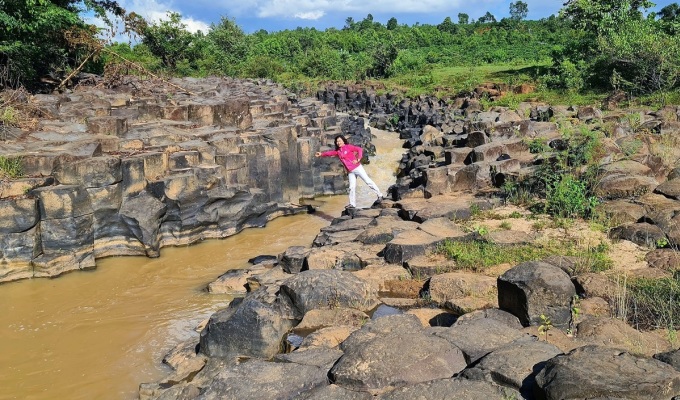 Dòng suối chảy qua làng Vân, hai bên suối là bãi đá cổ có niên đại trăm triệu năm tuổi. Ảnh: Nguyễn Thị Bích Vân