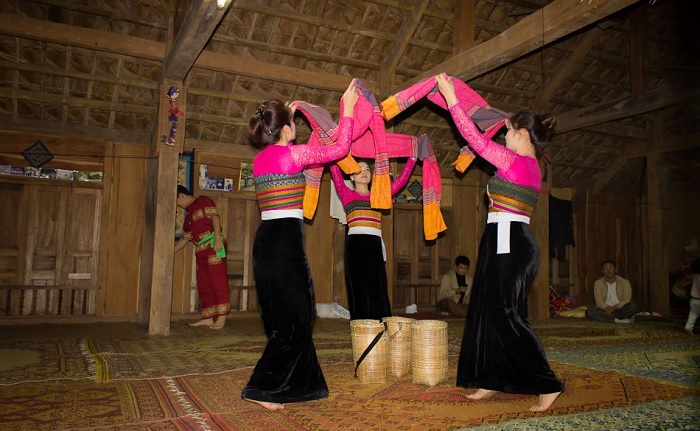 múa - nét văn hóa đẹp tại bản Pom Coọng Hòa Bình