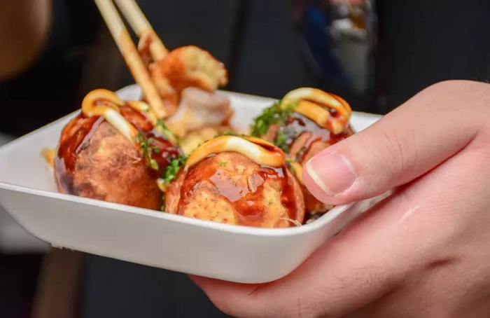 Takoyaki tại Nhật Bản - Top 16 món ăn đường phố ngon nhất thế giới 