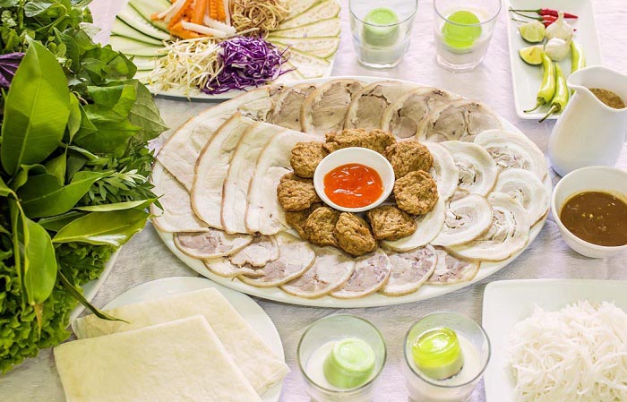 Top địa chỉ ăn bánh tráng cuốn thịt heo ở Đà Nẵng - Đặc sản Hoàng Tín