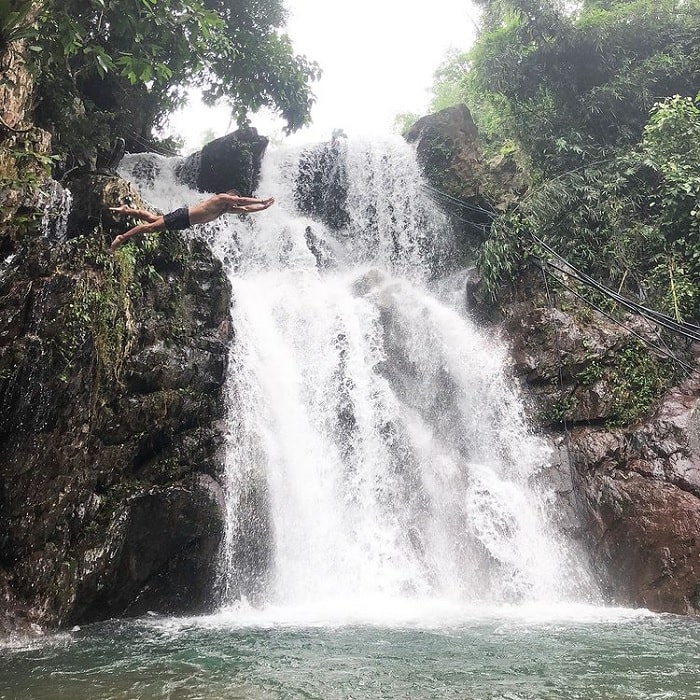 tắm - trải nghiệm thú vị tại thác Cổng Trời ở Thanh Hóa 