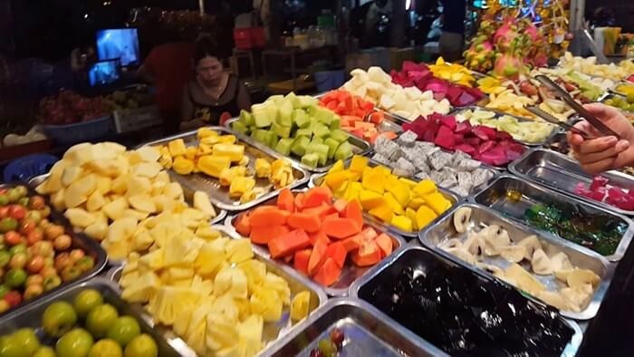 Chợ đêm Tây Đô - sạp hoa quả tươi