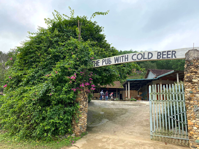 Quán pub có bia lạnh nằm bình yên bên cạnh sông Rạch Con trong thung lũng Bồng Lai. Ảnh: Trung Nghĩa