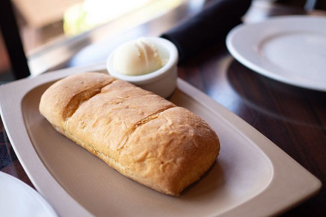 vì sao nhà hàng phục vụ bánh mì miễn phí cho khách