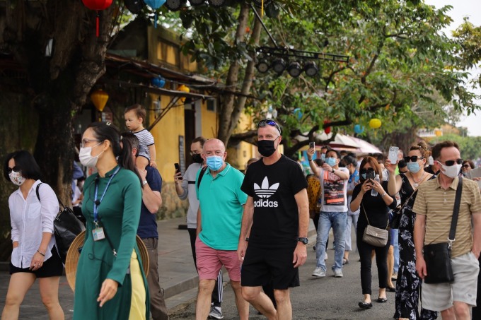 Những du khách quốc tế đầu tiên tham quan phố cổ Hội An (Quảng Nam) ngày 20/11. Ảnh: Duy Hậu
