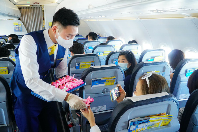 Khách hàng mua tour, dịch vụ từ 10 triệu trở lên sẽ được nhận  1 vé máy bay khứ hồi của Vietravel Airlines