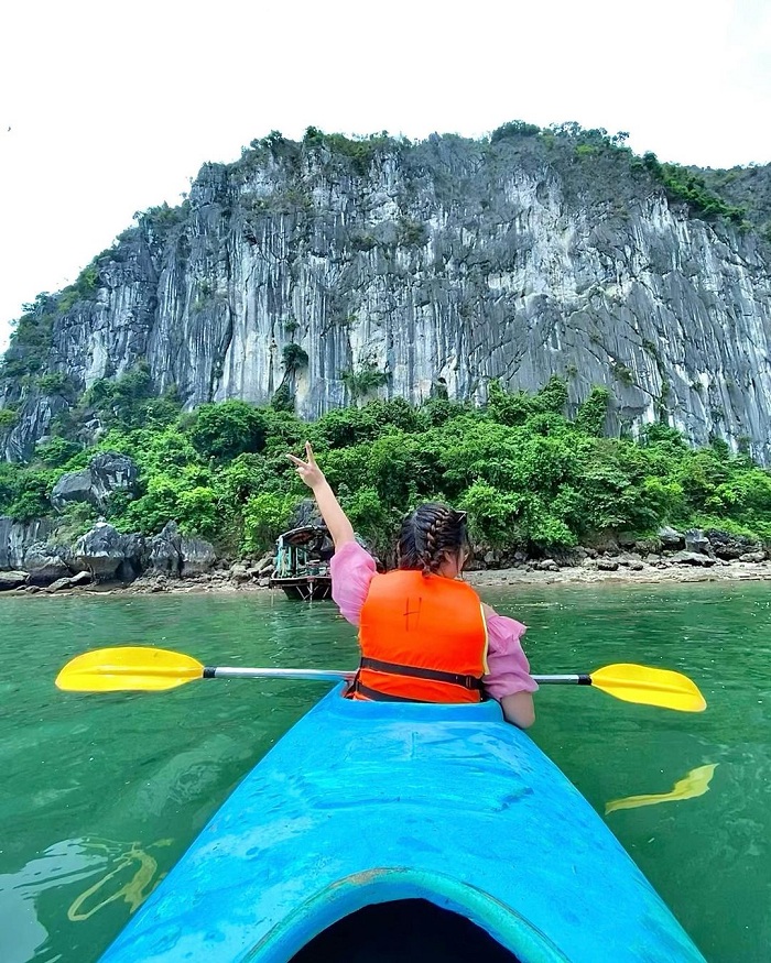 Chèo kayak là trải nghiệm biển đảo ở Việt Nam tuyệt vời