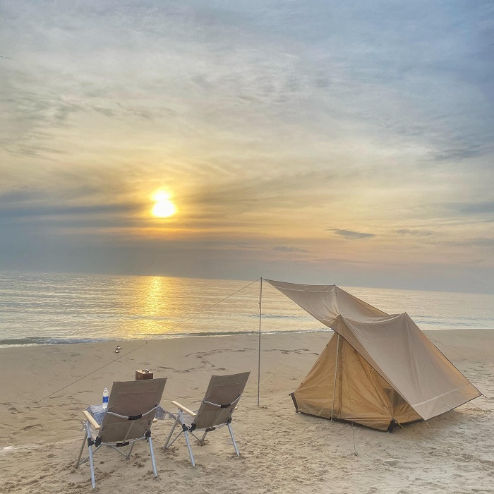 Cắm trại trên biển là trải nghiệm biển đảo ở Việt Nam không thể bỏ qua