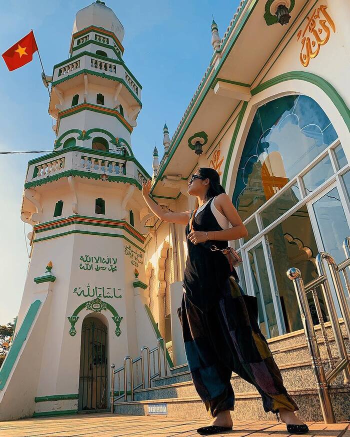 Ngỡ lạc vào ‘xứ nghin lẻ một đêm’ tại Thánh đường Hồi giáo Masjid Jamiul Azhar tuyệt đẹp tại An Giang