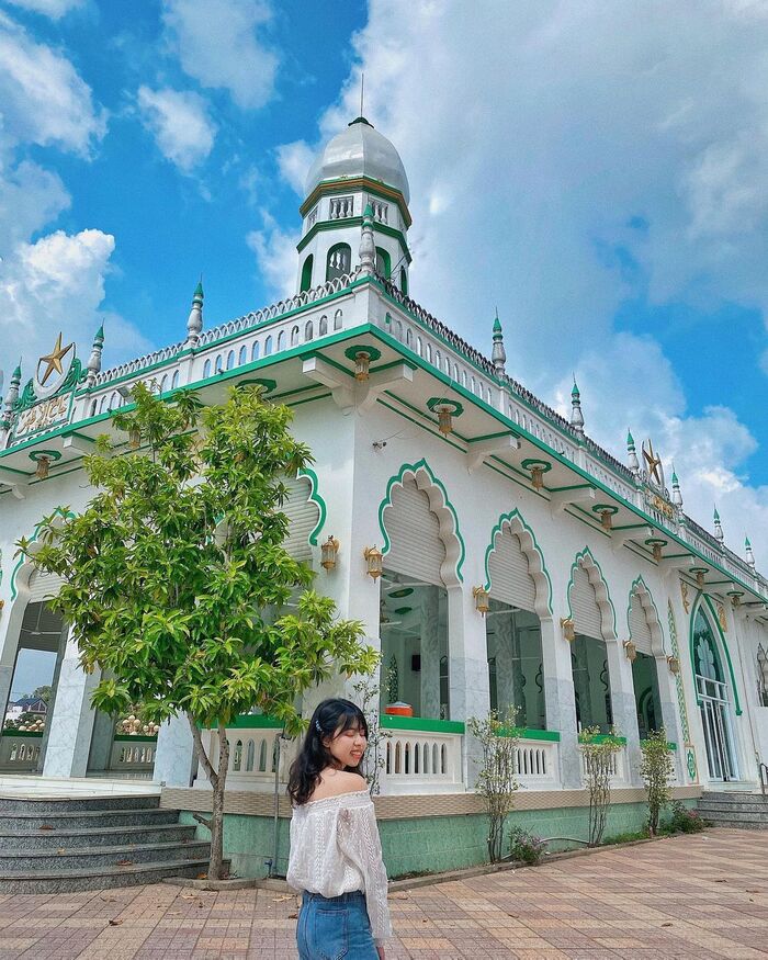 Ngỡ lạc vào ‘xứ nghin lẻ một đêm’ tại Thánh đường Hồi giáo Masjid Jamiul Azhar tuyệt đẹp tại An Giang