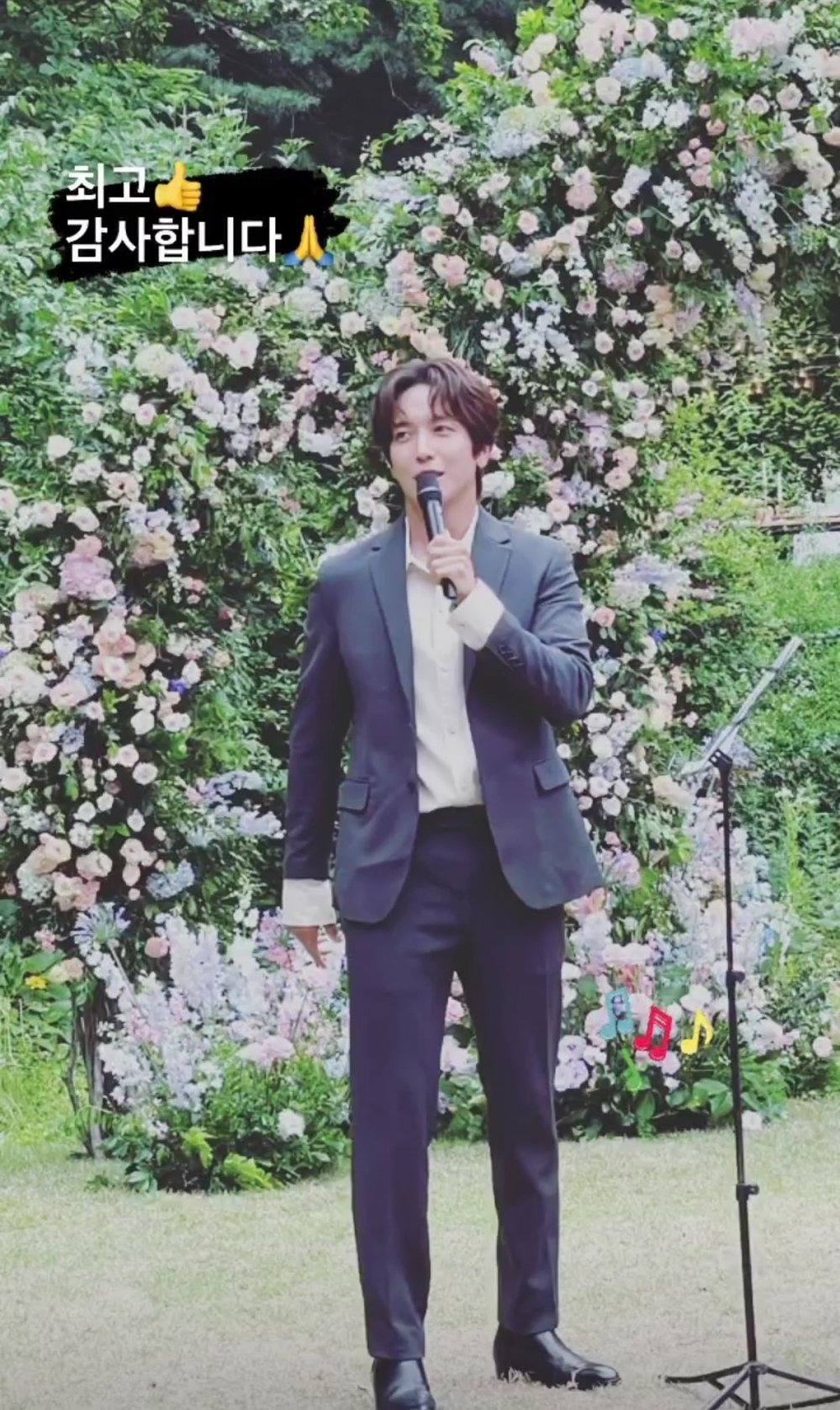  
Young Hwa diện vest đen điển trai, hát tặng Jang Nara ngày cưới. (Ảnh: Twitter @timelapseu)