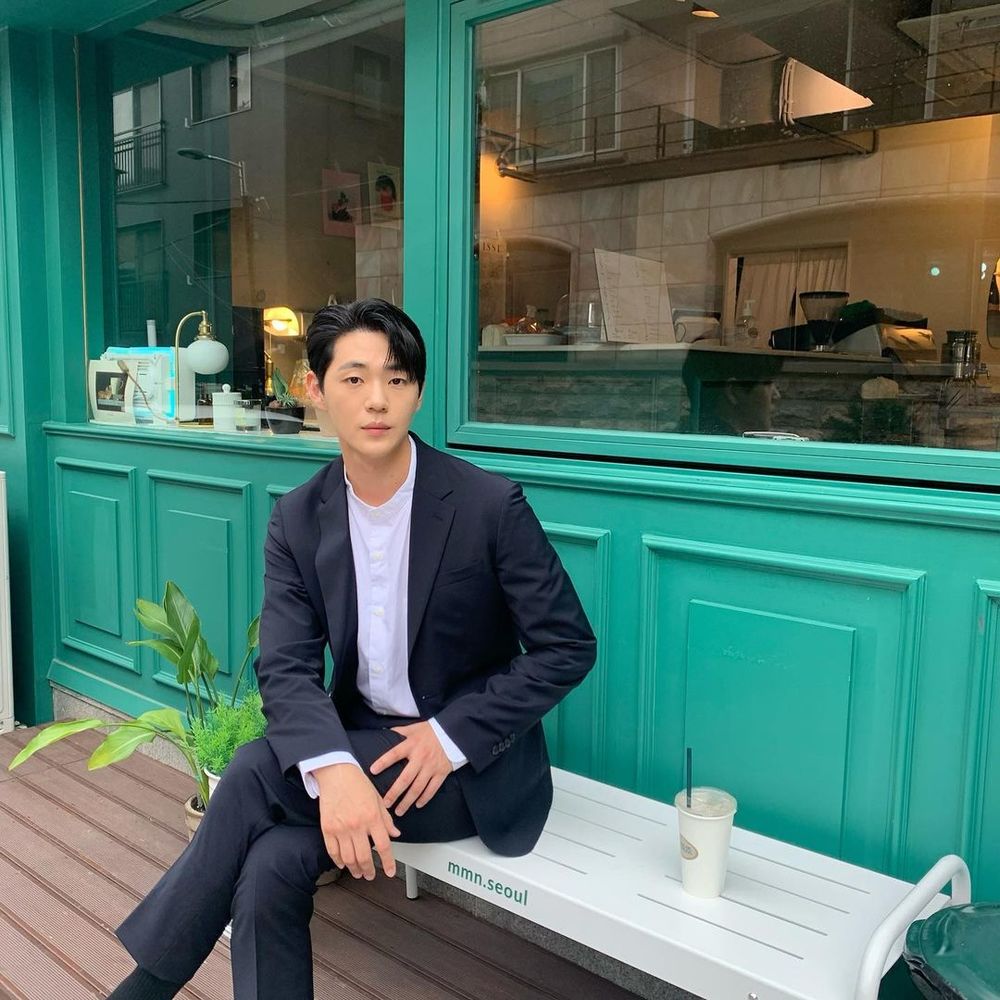  
Shin Jae Ha bảnh bao check-in tại địa điểm tổ chức hôn lễ. (Ảnh: Twitter @kanehoshi3)