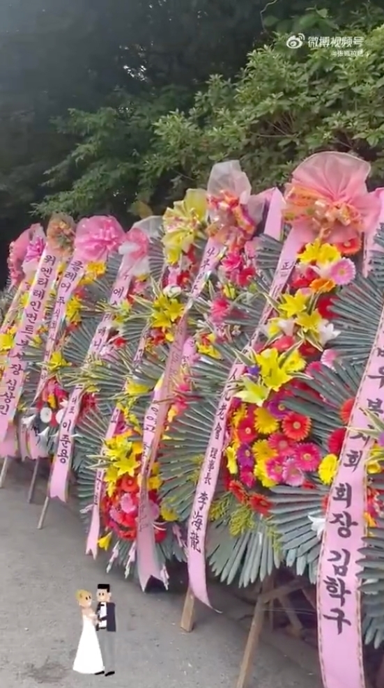  
Tiệc cưới được trang trí nhiều vòng hoa. (Ảnh: Weibo)