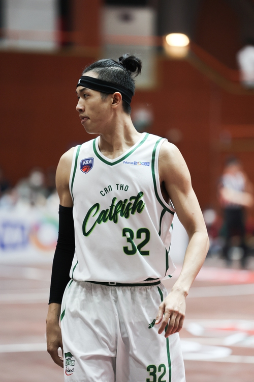 Mái tóc và hình xăm nổi bật của dàn cầu thủ bóng rổ hot nhất VBA 2022  - Ảnh 2.
