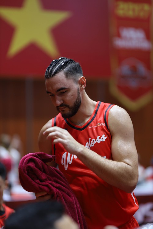 Mái tóc và hình xăm nổi bật của dàn cầu thủ bóng rổ hot nhất VBA 2022  - Ảnh 8.