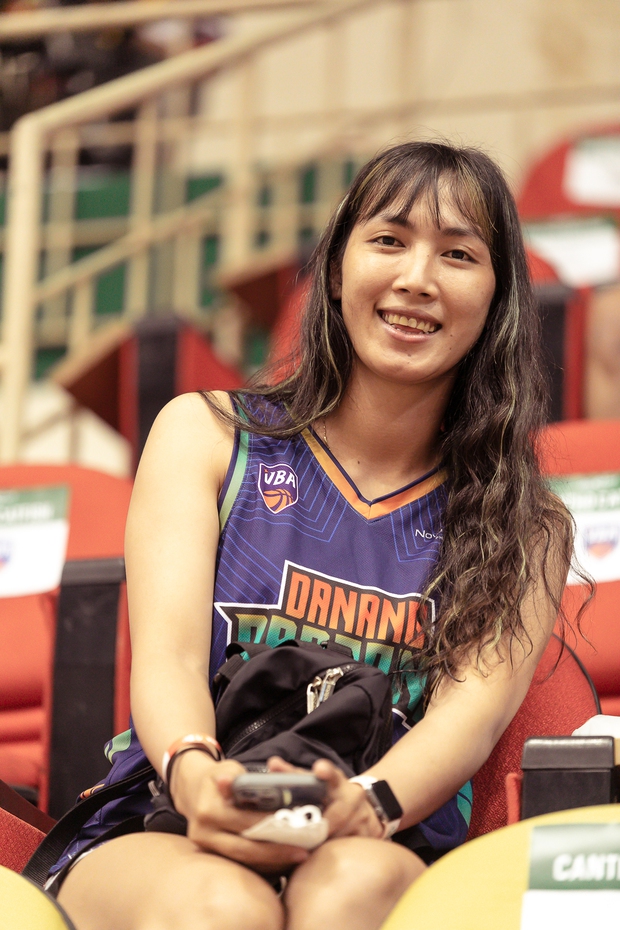 Shark Khoa, Huỳnh Thị Ngoan - đội trưởng tuyển bóng rổ nữ đến sân xem Cantho Catfish đấu Danang Dragons - Ảnh 8.