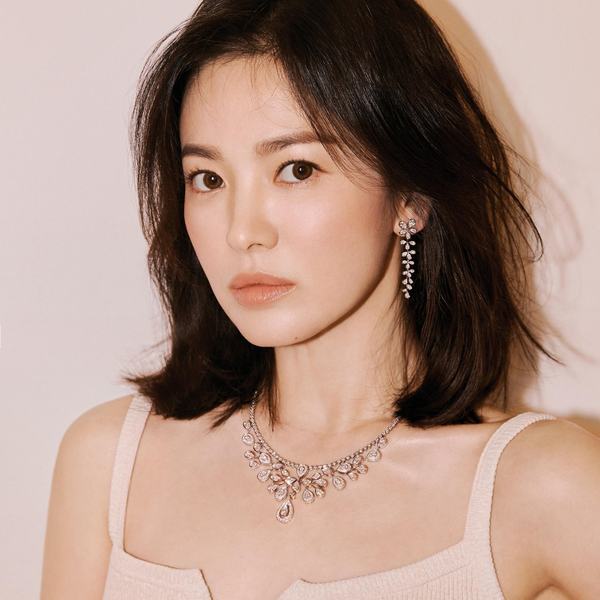  
Ngoài ra, người đẹp còn là đại sứ cho một thương hiệu chăm sóc da cao cấp của Hàn. (Ảnh: Pinterest) 