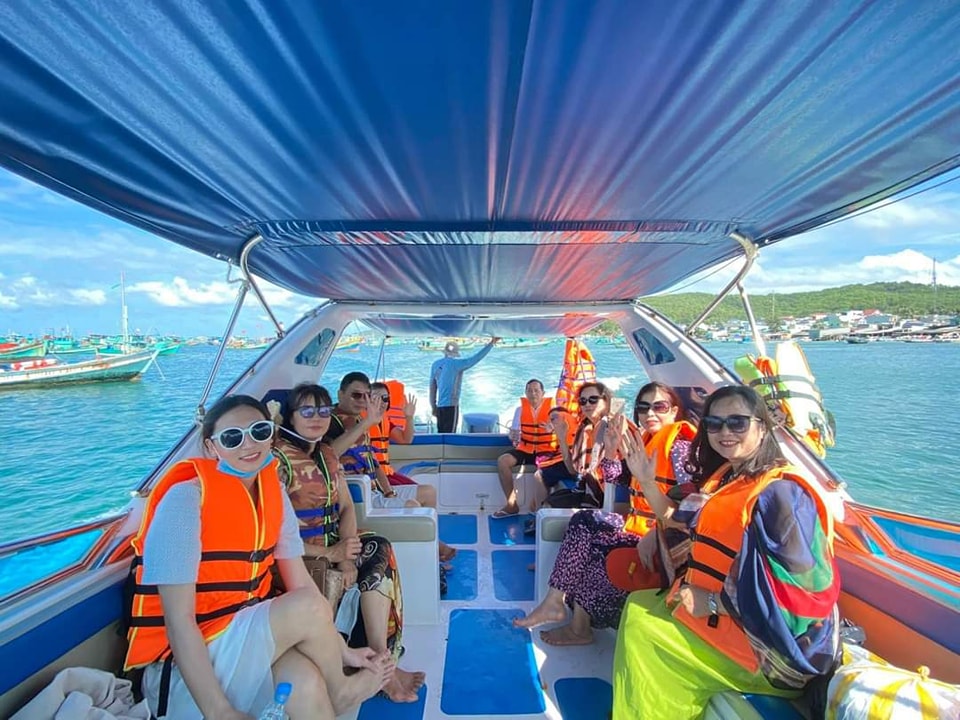 lich-trinh-thue-cano-phu-quoc-cho-gia-dinh-nhom-ban.jpg Gợi ý lịch trình thuê cano phú quốc cho gia đình hoặc nhóm bạn