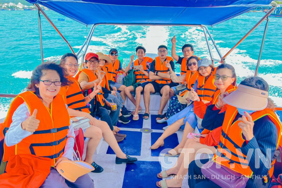 thue-cano-phu-quoc-cho-nhom-ban.jpg Thuê cano phú quốc cho nhóm bạn